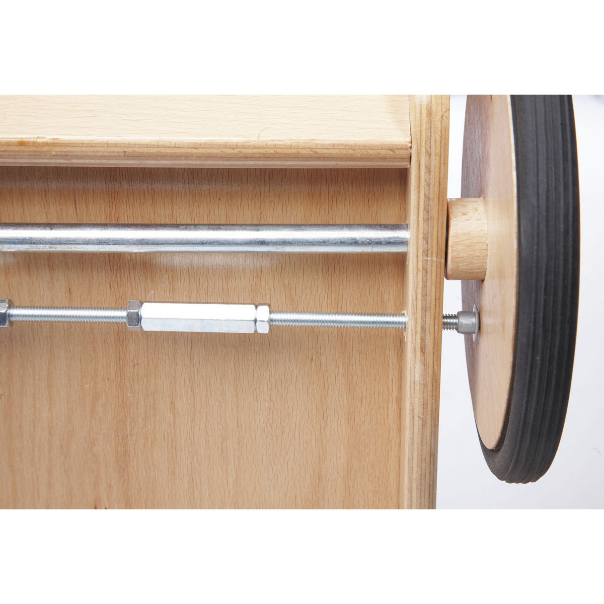 Zijaanzicht van houten poppenwagen Sarah met beukenhouten frame