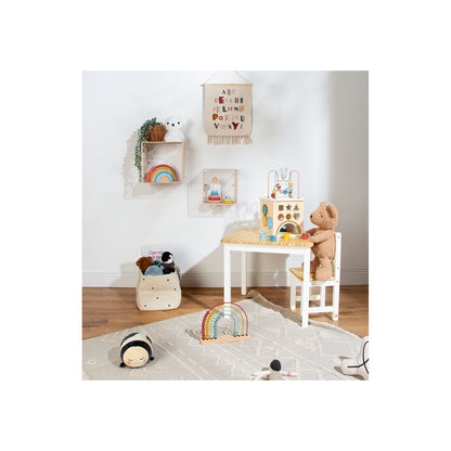 Kinderkamer met houten regenboog van Pinolino als decoratief en educatief speelgoedaccessoire.