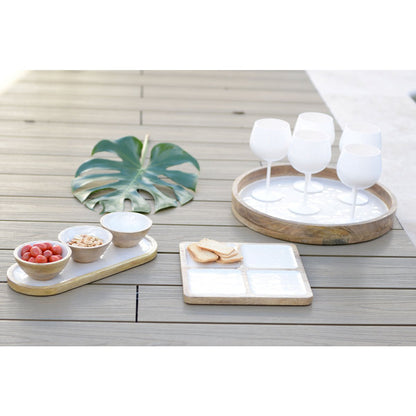 Houten serveerplank met 4 vakken wit 25 cm met andere soortgelijke dienbladen met hapjes, wijnglazen en decoratie