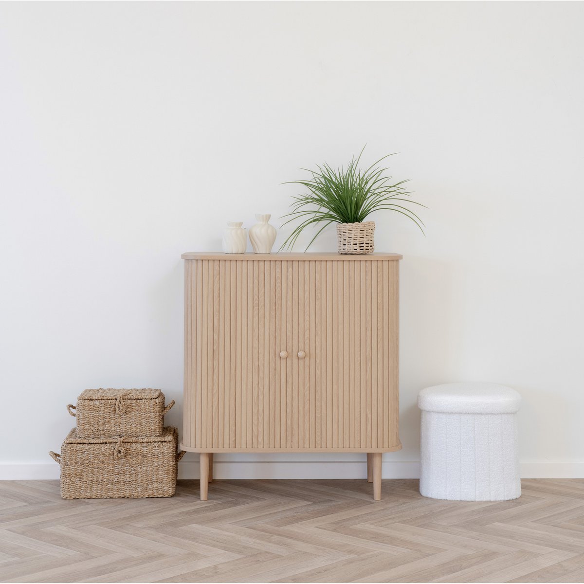 Detailfoto natuurlijke houtkleur Nikko sideboard mooi aangekleed met boho accessoires