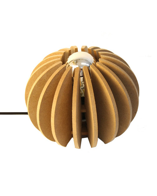 Houten design tafellamp met lamellenstructuur op witte achtergrond