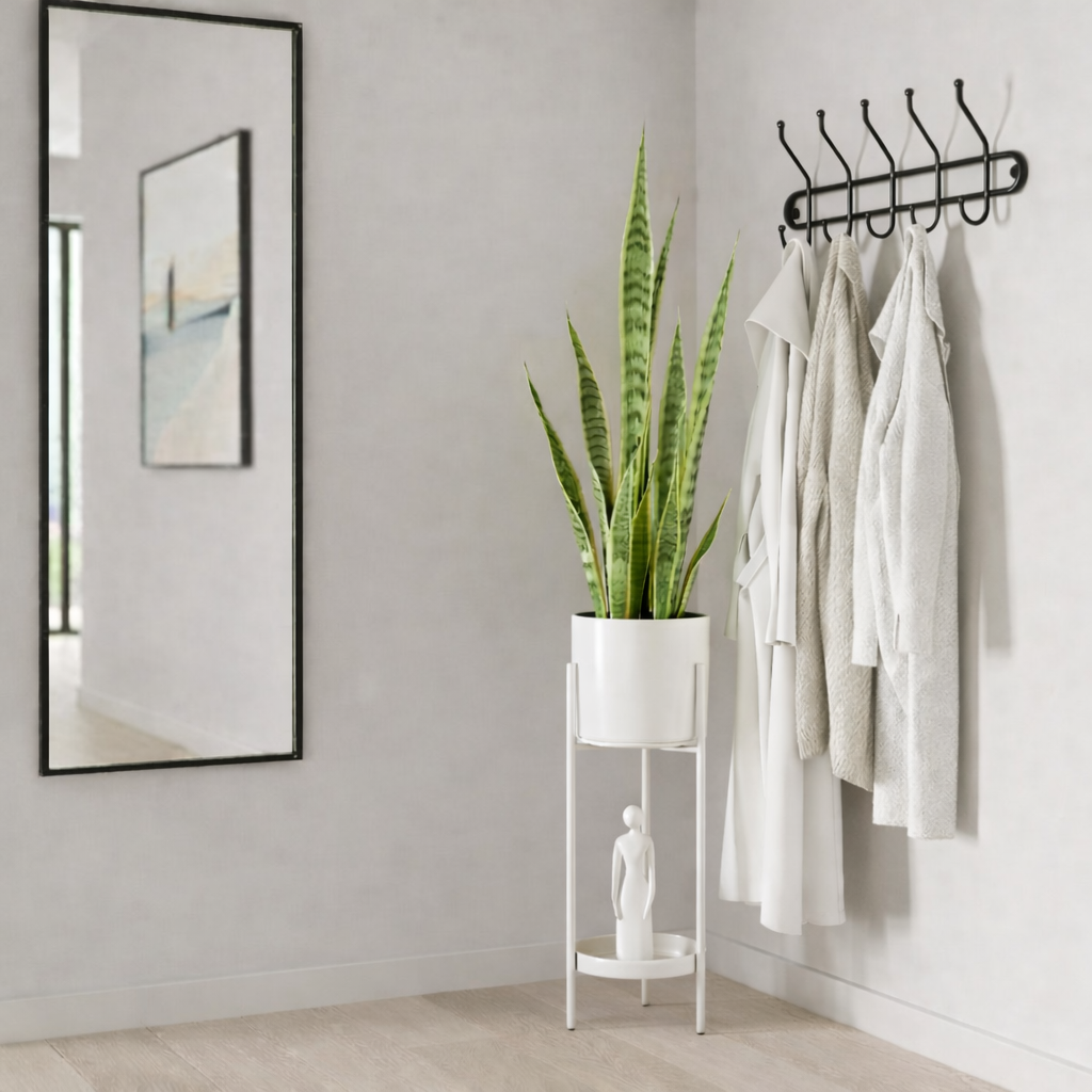 IJzeren bloempot op standaard wit 60 cm Colyn in een witte hal met zwarte accenten