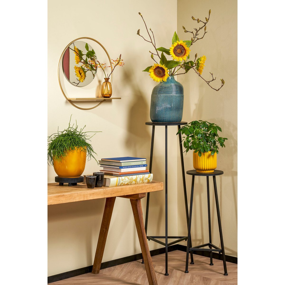 IJzeren plantentafel zwart hoog 120 cm Adine binnen samen met een andere zwarte plantenstandaard met vazen en bloemen