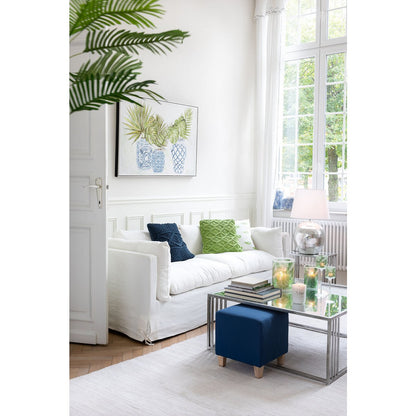 J-Line blauwe kussen met patroon in witte woonkamer met blauwe poef onder glazen witte tafel