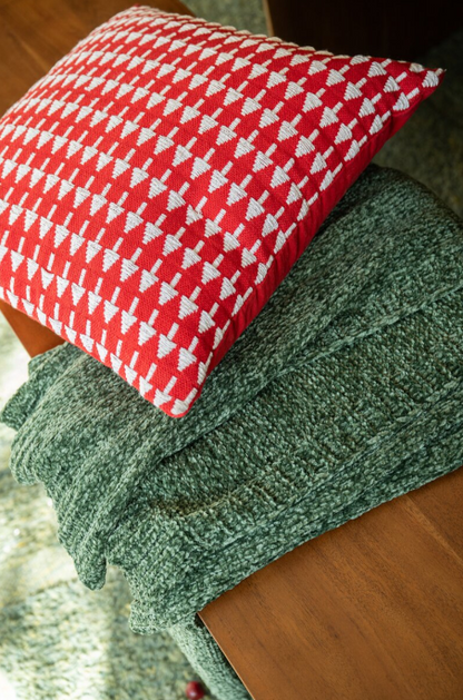 J-Line deken donkergroen 130x170 cm Chenille met een rode kussen erop