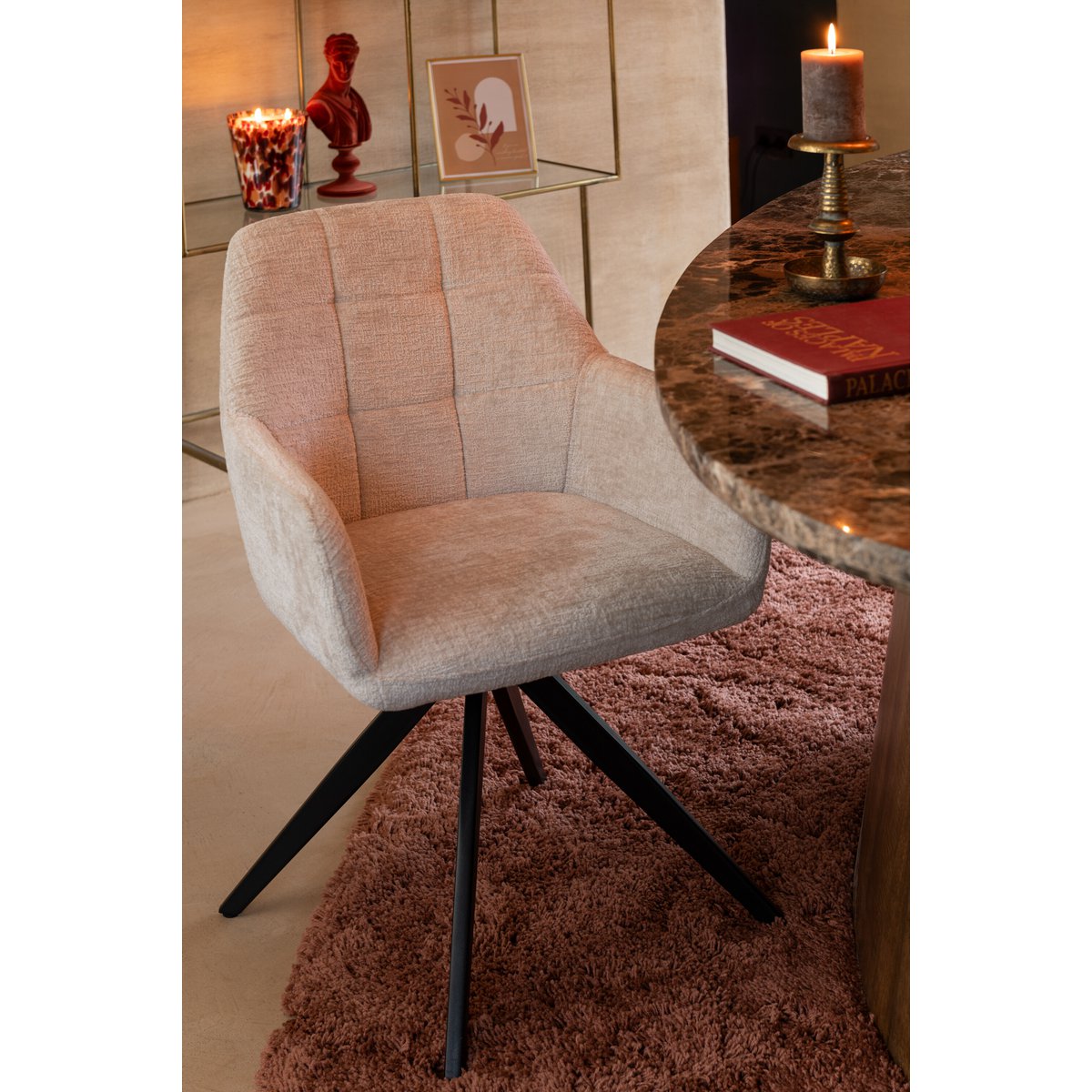 J-Line eetkamerstoel met armleuning beige Louna in sfeervol rood interieur aan marmeren tafel