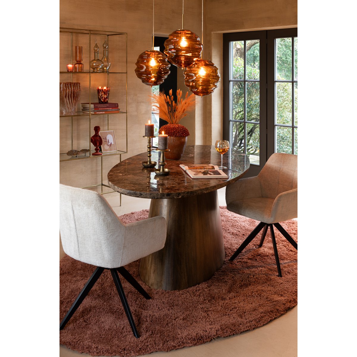 J-Line eetkamerstoel met armleuning beige in sfeervol rode eetkamer met marmeren tafel en zwarte en gouden accenten