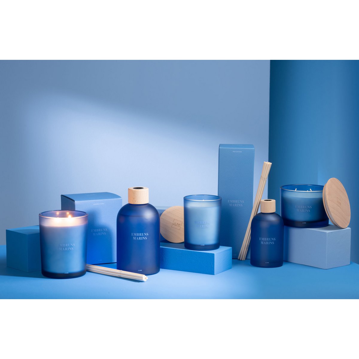 J-Line geurkaars blauw glazen pot zeebries 12,5 cm Accords Essentiels naast andere artikelen uit dezelfde lijn