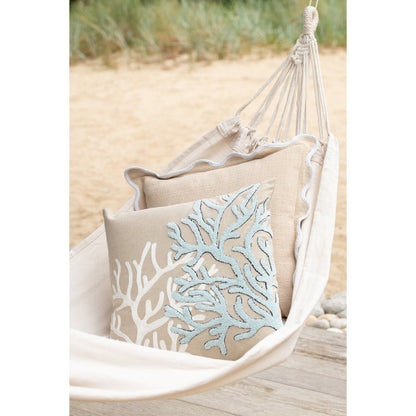 J-Line hangmat katoen beige 200 cm, op het strand met twee beige kussens erin