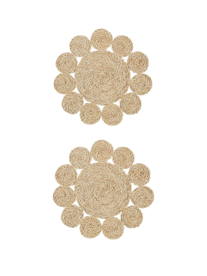 Gemaakt van jute in een natuurlijke tint, zijn de J-line Placemats geschikt voor in elk interieur. Op wit achtergrond.