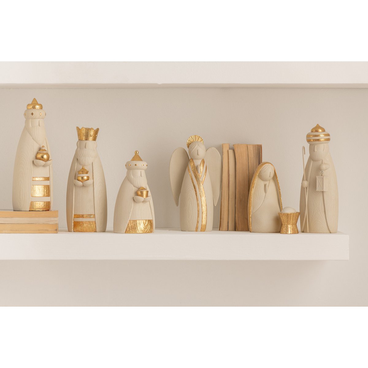 J-Line kerststal figuren wit en goud 7-delig op witte plank als decoratie