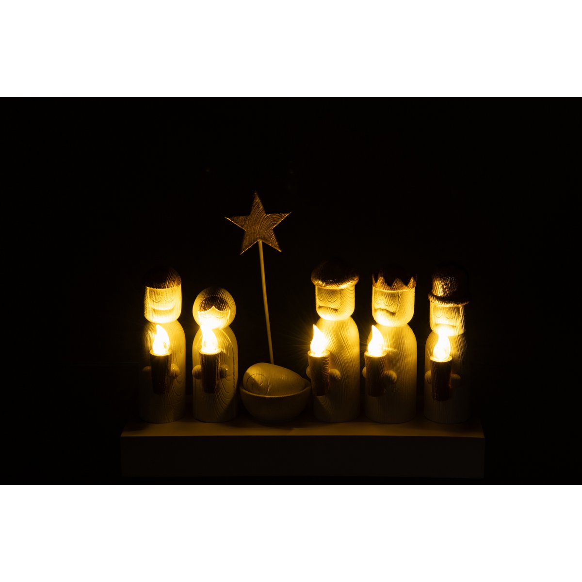 J-Line kerststal met verlichting goud en beige, in het donker terwijl de lampjes aan staan