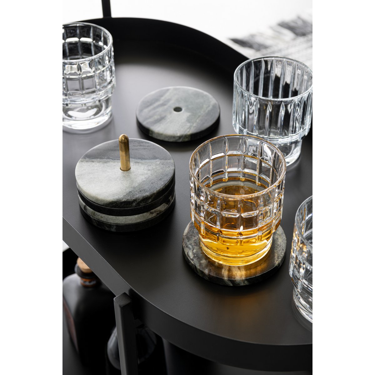 J-Line onderzetter marmer zwart grijs 10 cm set van 6, op een zwart dienblad met glazen met drinken erin