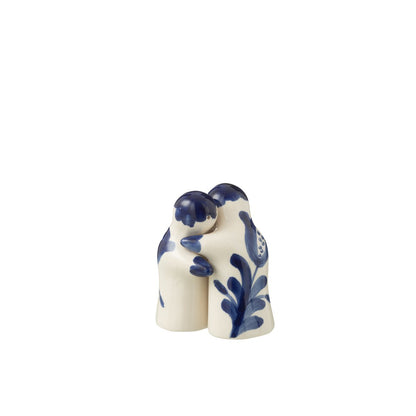 J-Line peper- en zoutstel keramiek wit blauw Granada knuffelend op wit achtergrond