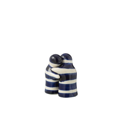 J-Line peper- en zoutstel keramiek wit blauw strepen knuffelend op wit achtergrond