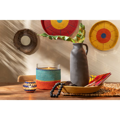 J-Line schalen papier-maché geel set van 3 op een kleurrijke tafel met kaarsen en accessoires