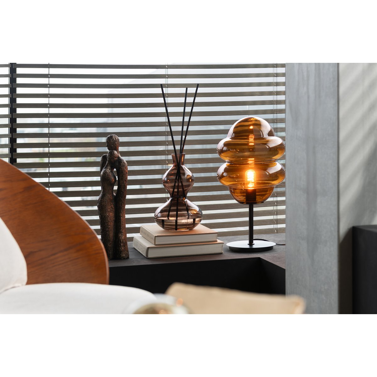 J-Line tafellamp glas in bruin Honinglepel in een luxe interieur op een zwarte bijzettafel