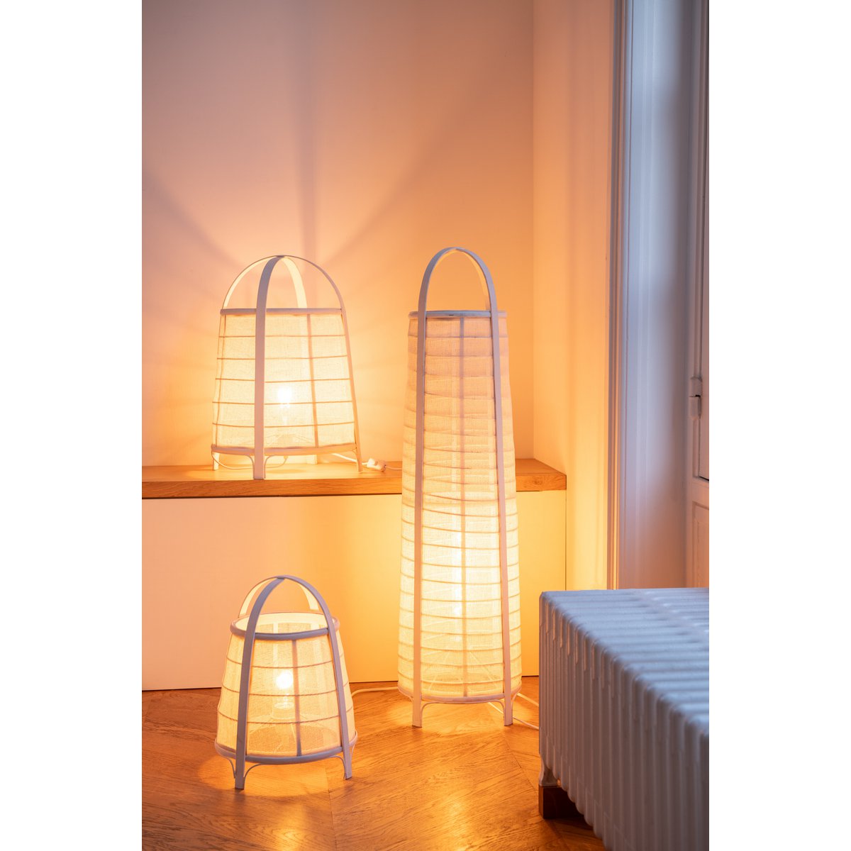 J-Line tafellamp wit bamboe katoen 52,5 cm Rya met andere lampen uit dezelfde collectie in een ietwat donkere hal