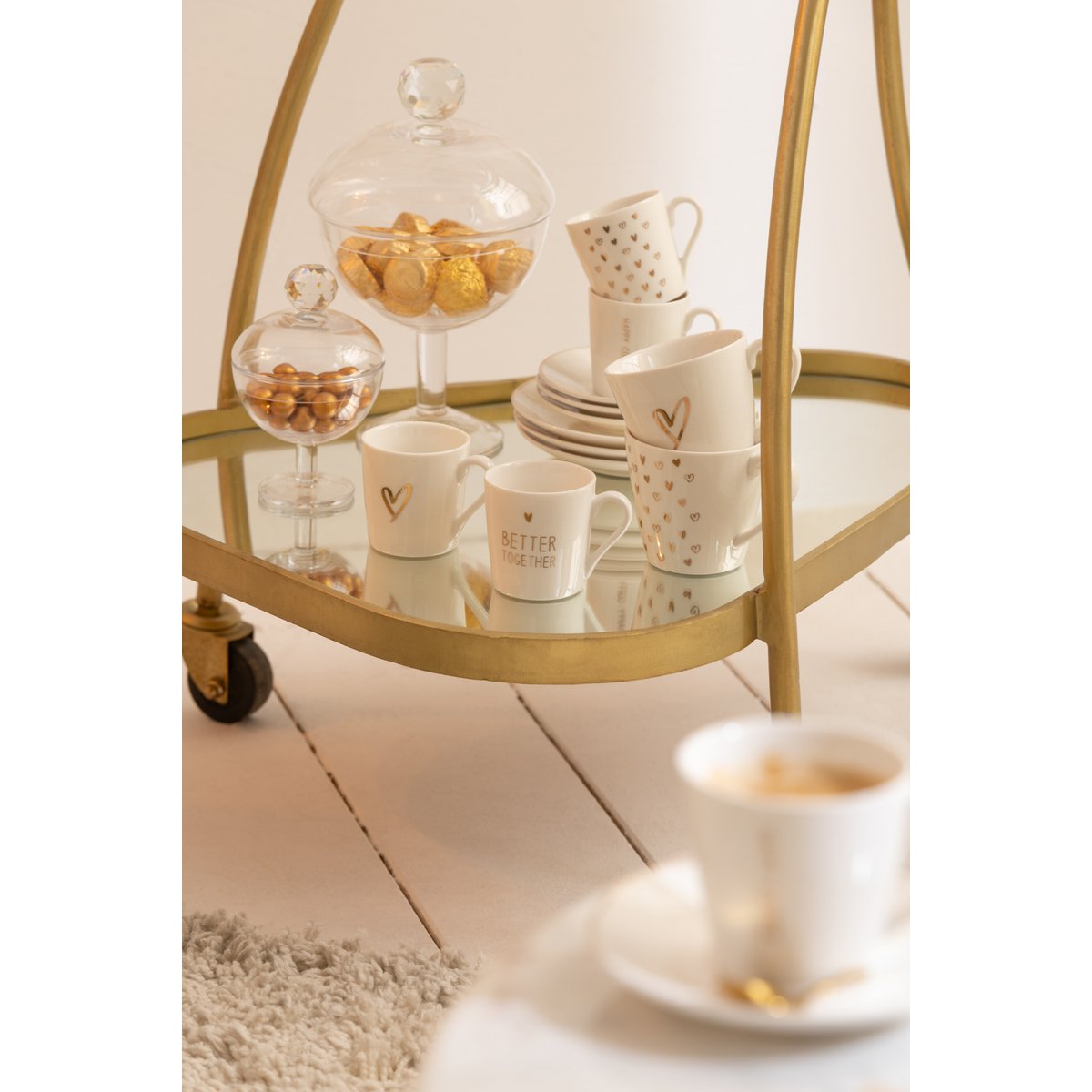 J-Line trolley driehoekig goud en wit gestyled met theeset, bar cart in woonkamer interieur