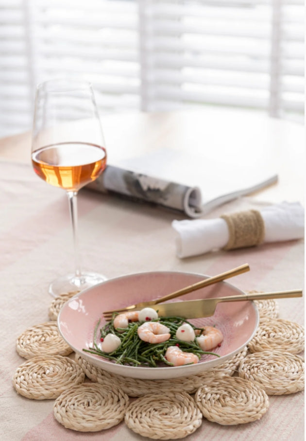 Gemaakt van jute in een natuurlijke tint, zijn de J-line Placemats geschikt voor in elk interieur. Hier mooi gestyled op een moderne eettafel