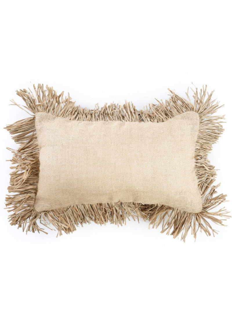 Rechthoekige jute kussenhoes met franjes in naturel kleur tegen witte achtergrond