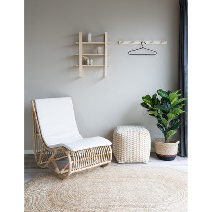 Jute vloerkleed Bombay in een licht interieur naast een rotan stoel