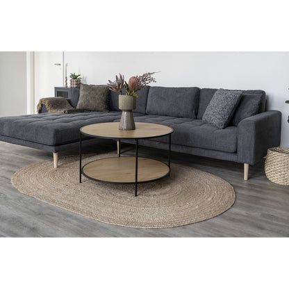 Bombay jute vloerkleed onder salontafel in woonkamer