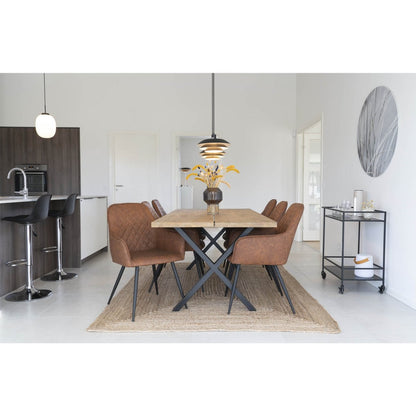 Jute vloerkleed naturel gevlochten Bombay onder een eettafel met bruine stoelen en zwarte accenten