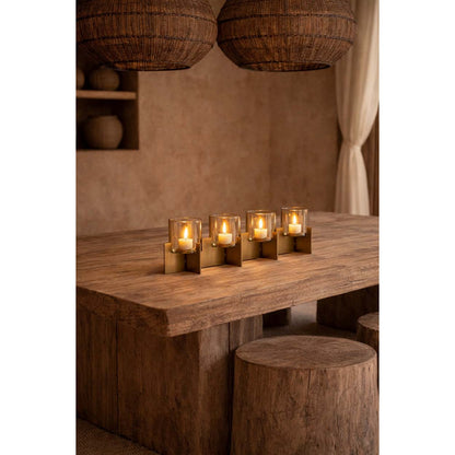 Kaarsenhouder goud messing glas 4 kaarsen 53 cm Quarta in een houten interieur op grote tafel
