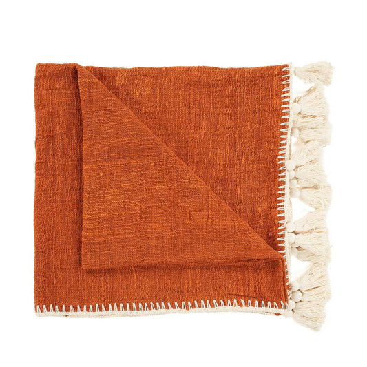 Katoenen bedsprei terracotta met witte franjes 126x246 cm opgevouwen