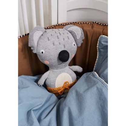 Anton Koala knuffel liggend in babybedje in rustige kinderkamer