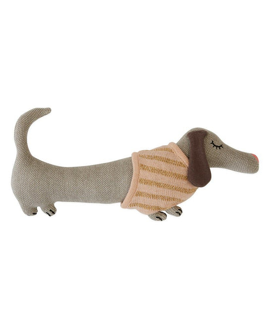 Deze lieve gebreide teckel met truitje is klaar om geknuffeld te worden. Zacht, stijlvol en onweerstaanbaar schattig!