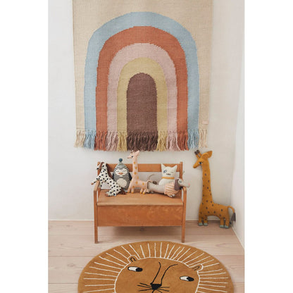 Een vrolijk hoekje vol kleur en karakter! De wandhanger en zachte knuffeldieren brengen direct warmte en speelsheid in de kinderkamer.