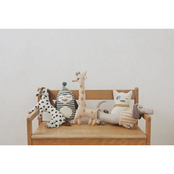 Een warm en speels hoekje vol karakter. De gebreide knuffels brengen direct sfeer en vrolijkheid in de kinderkamer.