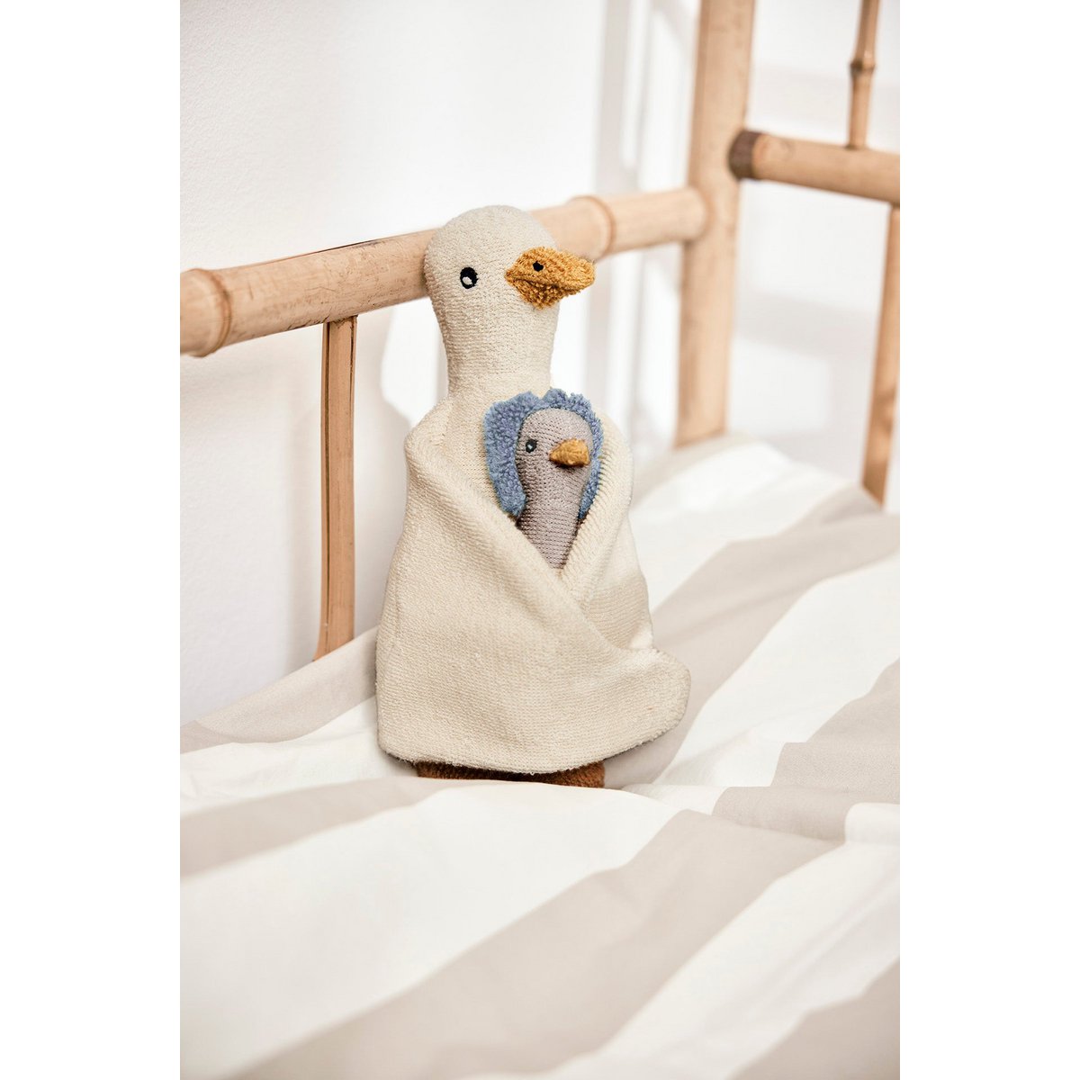 Dora &amp; Baby Dolli Duck knuffel in babybedje met zachte bedding