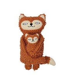 Deze zachte vos met haar kleintje is onweerstaanbaar lief. Gemaakt van knuffelig materiaal en perfect voor kleine handjes om vast te houden en te koesteren.

