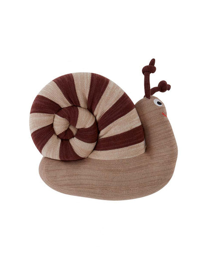 Zachte gebreide slak in beige en bruin – decoratieve knuffel van katoen voor de kinderkamer.