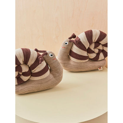 Set van twee gebreide slakken – lieve babykamerdecoratie van natuurlijke materialen.
