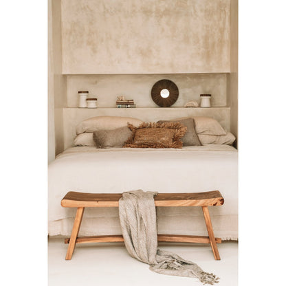 Beige plaid op bed met houten accenten – warme en natuurlijke toevoeging aan een minimalistisch interieur.