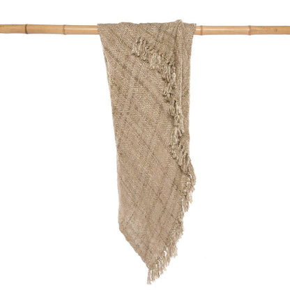 Grof geweven plaid van katoen in zandkleur – decoratieve woondeken met handgeweven uitstraling.

