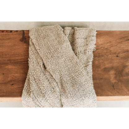Linnenlook plaid op houten bank – subtiele, sfeervolle woonaccessoire voor woonkamer of slaapkamer.