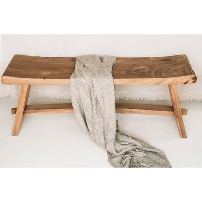 Linnenlook plaid op houten bank – subtiele, sfeervolle woonaccessoire voor woonkamer of slaapkamer.