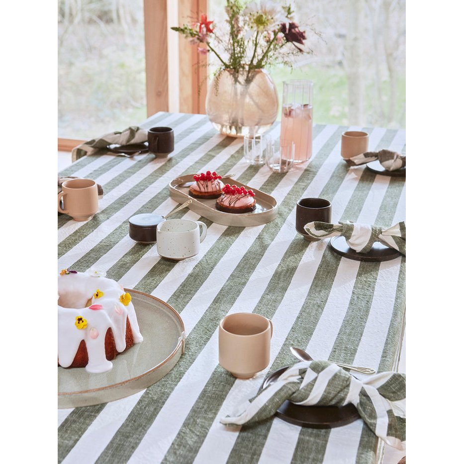 Katoenen tafelkleed bruin gestreept 200x140 cm met servies, toetjes en vazen met bloemen