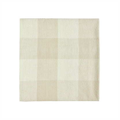 Katoenen tafelkleed met schaakpatroon in naturel 260x140 cm opgevouwen op wit achtergrond