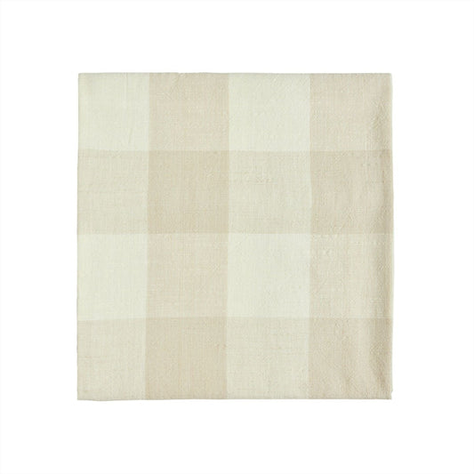 Katoenen tafelkleed met schaakpatroon in naturel 260x140 cm opgevouwen op wit achtergrond