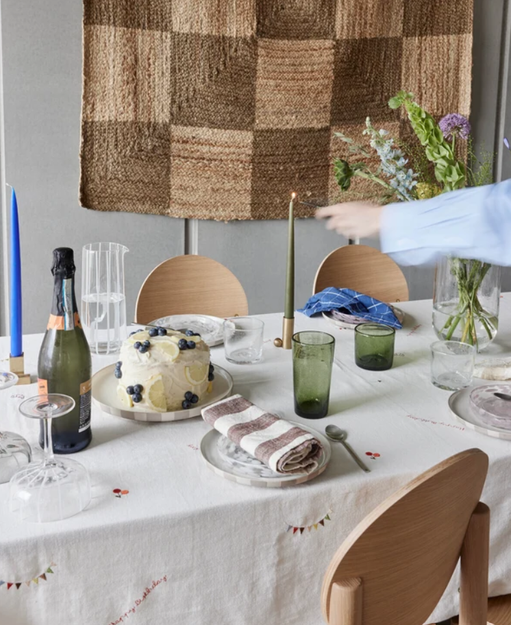 Katoenen verjaardagstafelkleed wit 260x140 cm in een gezellige eetkamer met taarten en servies
