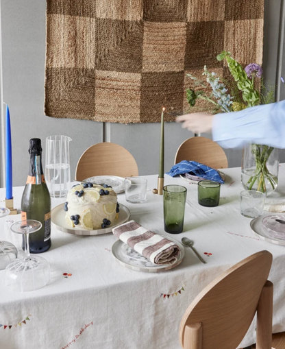 Katoenen verjaardagstafelkleed wit 260x140 cm in een gezellige eetkamer met taarten en servies