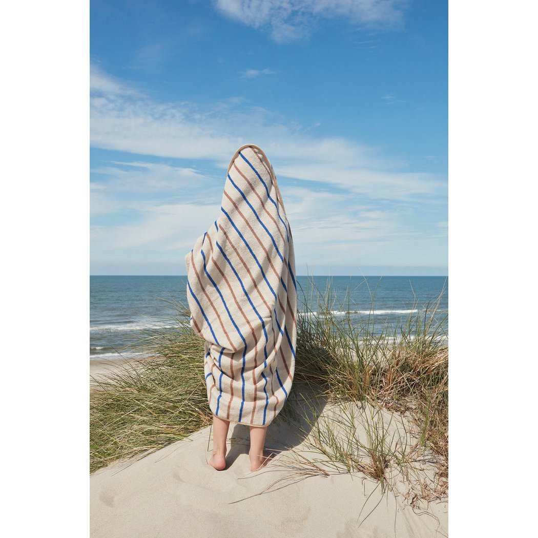 Katoenen zandkleurig gestreepte handdoek met capuchon