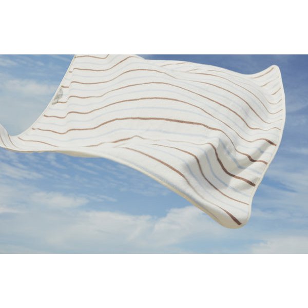 Katoenen zandkleurig gestreepte handdoek met capuchon