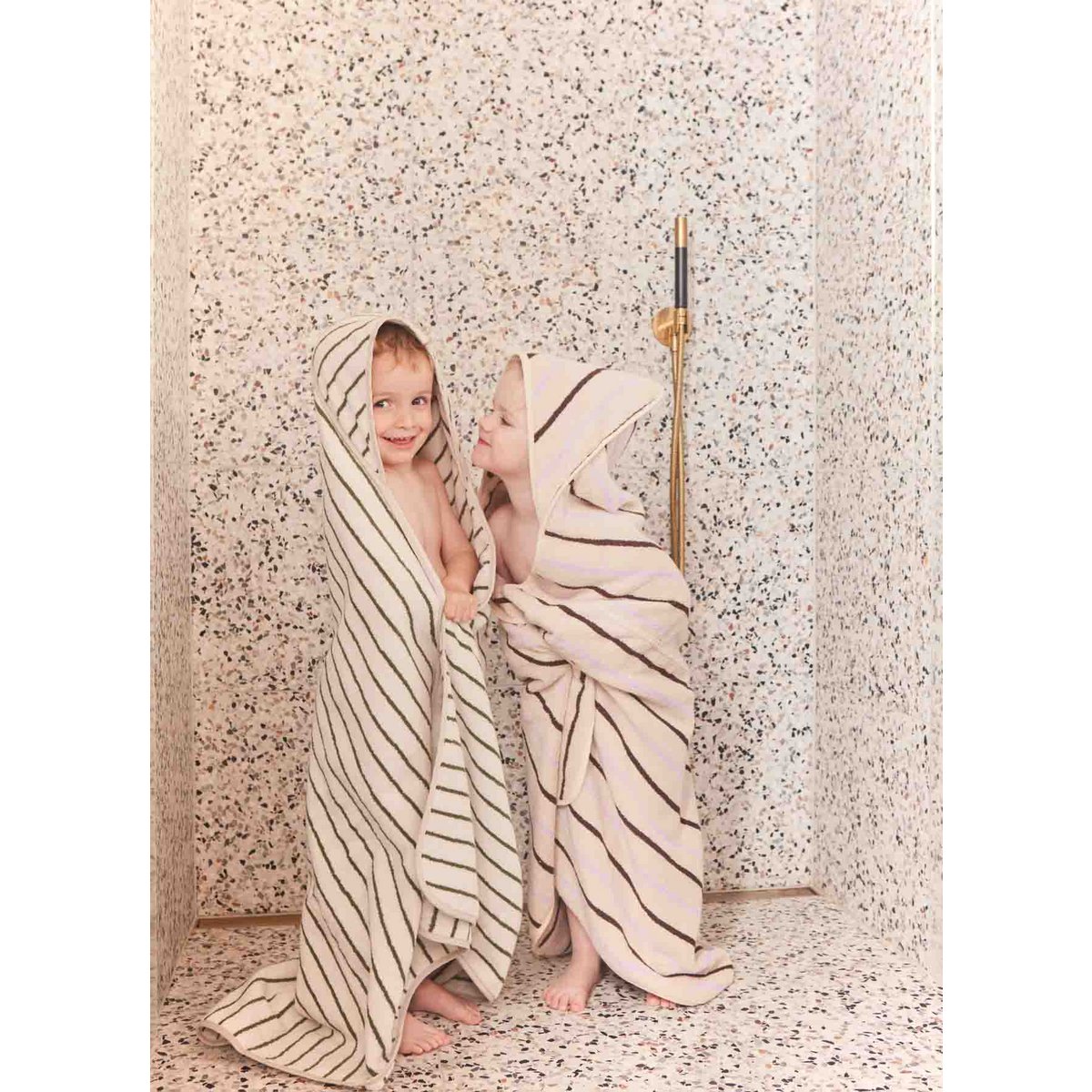 Katoenen zandkleurig gestreepte handdoek met capuchon